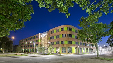 Foto des Verwaltungsgebäudes Stadtwerke Lübeck. Zu sehen ist ein moderner Holzbau.