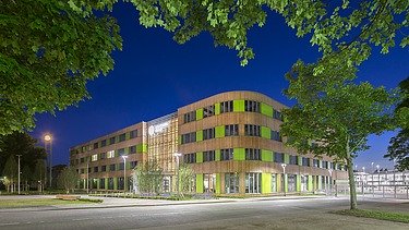 Foto des Verwaltungsgebäudes Stadtwerke Lübeck. Zu sehen ist ein moderner Holzbau.