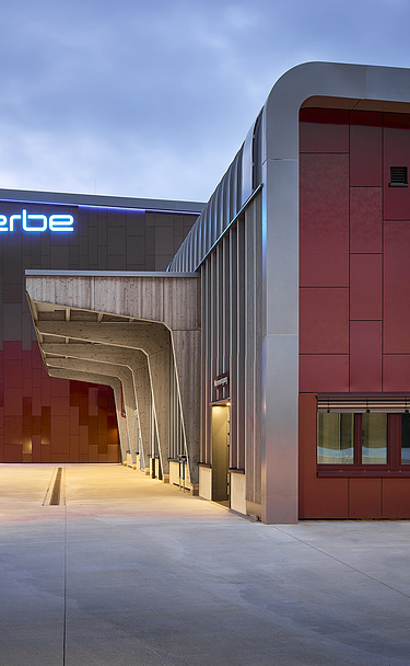 Foto eines Holzgebäudes mit roter Fassade.
