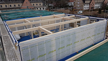 Foto des Collegium Academicums in Heidelberg während der Montage. Man sieht Holzelemente.
