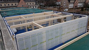 Foto des Collegium Academicums in Heidelberg während der Montage. Man sieht Holzelemente.
