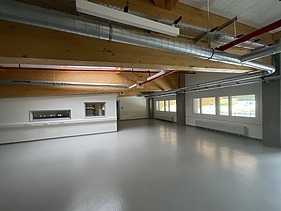 Foto eines großen, hellen Lagerraumes, der leer steht.