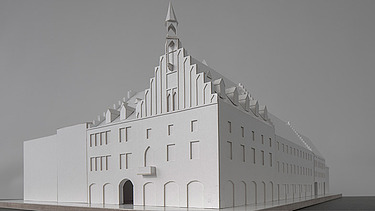 Architectural model of the planned roof and façade design of the historic Straubing town hall.