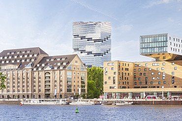 Bild eines großen Büroturm mit abgestufter Fassade.