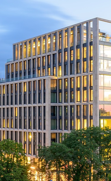 Außenansicht eines Bürogebäudes bei Nacht