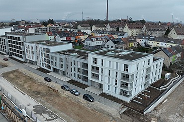 Foto zeigt eine Baustelle mit mehreren Wohngebäuden