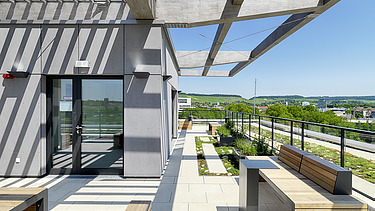 Foto des Gebäudes SKAIO Stadtsiedlung in Heilbronn. Man sieht eine Dachterrasse.