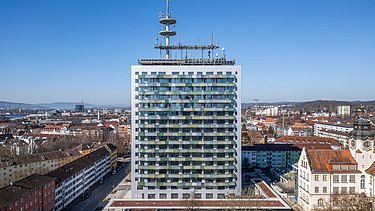 Frontalansicht auf den TAK Telekom und umliegende Umgebung