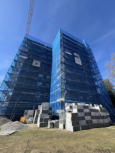Arbeiten an der Hausfassade des Bauen im Bestand-Projektes Wohnhaus Eriskirch