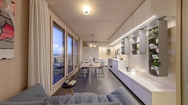 Foto des Gebäudes SKAIO Stadtsiedlung in Heilbronn. Man sieht einen möblierten Wohnraum.