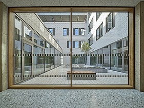 Fensteransicht auf den Innenhof der SKD