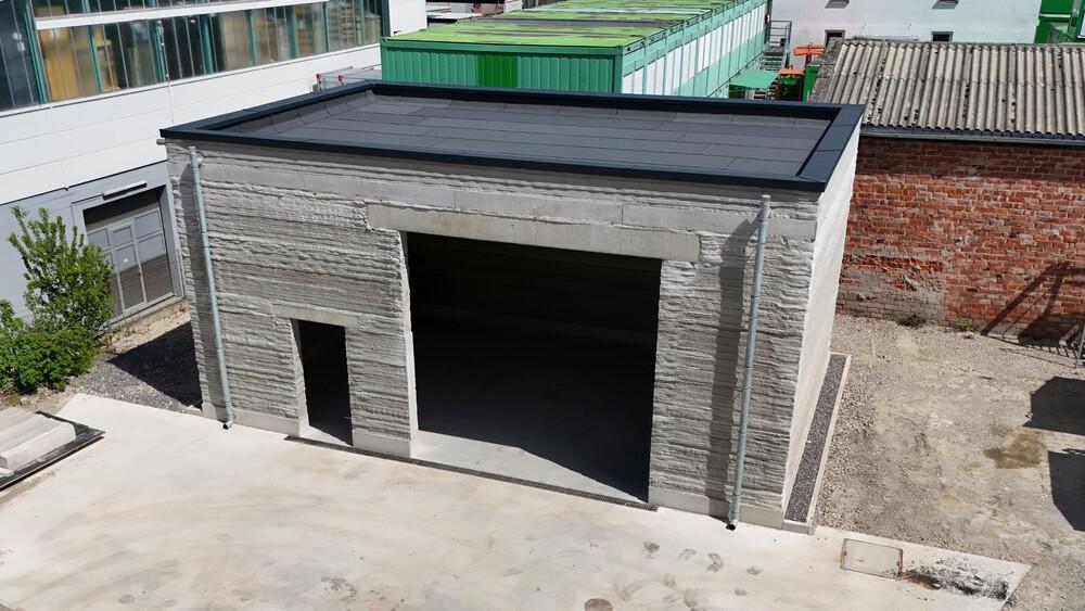 Foto Kaltlagerhalle mit Normalbetonwänden aus dem 3D-Betondrucker in Weilimdorf bei Stuttgart