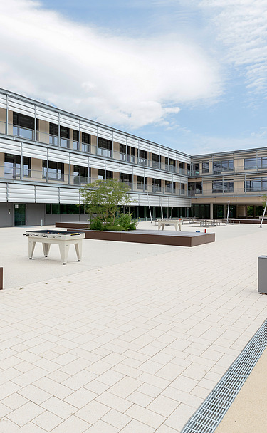 Außenaufnahme des Paul-Klee-Gymnasiums in Gersthofen. Man sieht ein großes Gebäude.