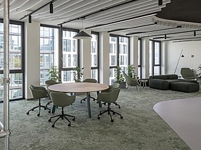 Das Innovation Center in Stuttgart, Sicht in einen Open Space mit Arbeitstischen