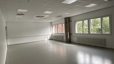 Foto eines großen, hellen Raumes der leer steht.