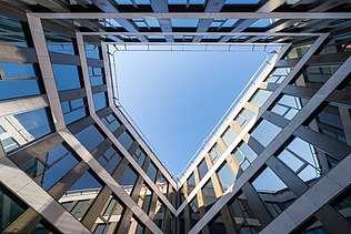 View of the sky from the inner courtyard of the new administration center - Stadtforum Dresden