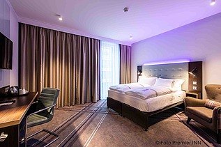 Komfortables barrierefreies Hotelzimmer mit modernem Design im PREMIER INN Hamburg-St. Pauli