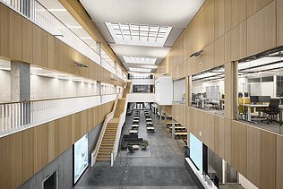 Foto eines großen Innenraumes mit vielen Holzoberflächen.