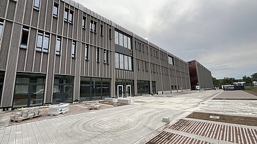 Foto der Baustelle Erbe in Rangendingen. Man sieht ein großes Gebäude im Bauzustand.