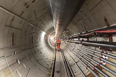 Bild einer Tunnelröhre und ein Mann läuft hinein