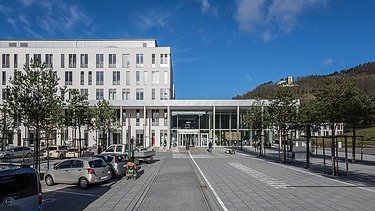 Blick vom Parkplatz auf das Universitätsklinikums Jena