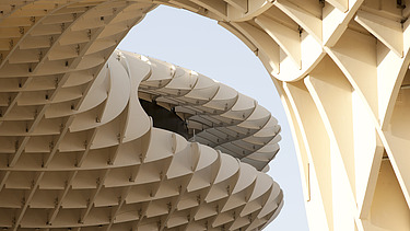Foto eines Ausschnittes der wabenartigen Holzkonstruktion des Metropol Parasol in Sevilla.
