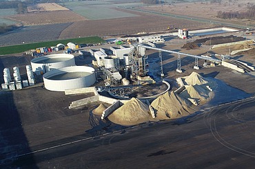 Aerial view of the soil washing plant in Wittmundhafen