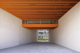 Tunnelperspektive auf den Innenhof und Ansicht des Druchgangs