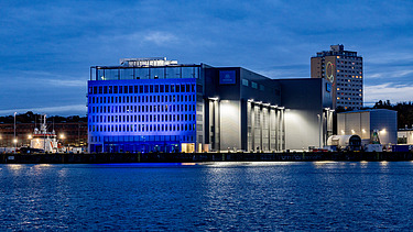 Frontalansicht Schiffbauhalle Kiel bei Nacht 