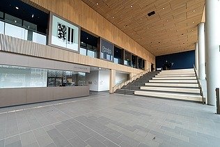 Eingangsbereich des neuen Verwaltungszentrums - Stadtforum Dresden mit Holzdecke und großer Treppe