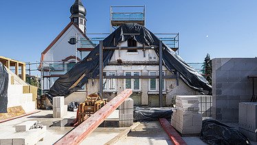 Exterior view of the Seidelsche Höfe, looking up at the roof