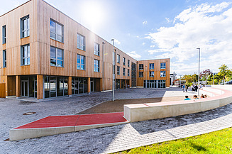 Außenaufnahme Universität Witten-Herdecke mit Holzfassade