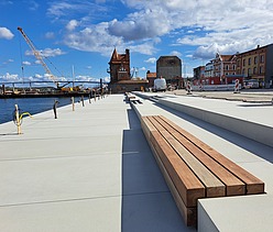 Sitzbank auf der Hafeninsel Stralsund