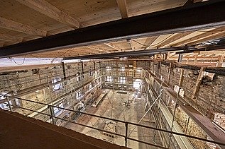 Foto Baustelle Historische Gebäudeansicht des Rathauses Straubing mit neogotischer Fassade und markantem Turm.