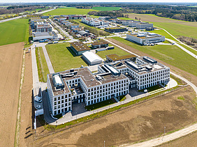 Luftaufnahme des gesamten Areals des ASTO Campus Zwei in Gilching