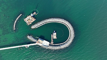 Luftaufnahme aus großer Höhe einer kreisförmigen Insel im Meer, vollständig von Wasser umgeben, vor der Küste von Prerow.