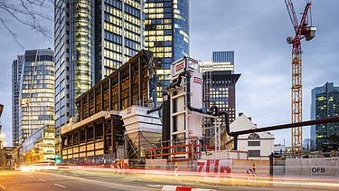 Bild der Bauwasserreinigungsanlage in der Abenddämmerung.