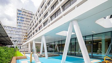 Außenbereich der Kita innerhalb eines Bürogebäudes