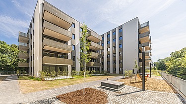 Vorplatz der Wohnanlage PURA mit Hausansicht