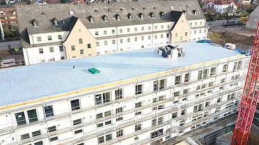 Foto des Collegium Academicums in Heidelberg während der Montage. Man sieht schon einige fertige Geschosse.