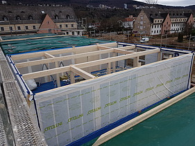 Foto des Collegium Academicums in Heidelberg während der Montage. Man sieht Holzelemente.