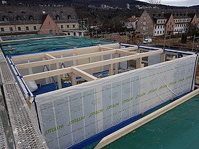 Foto des Collegium Academicums in Heidelberg während der Montage. Man sieht Holzelemente.