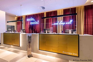 Moderner Empfangsbereich mit stilvollem Design im PREMIER INN Hamburg-St. Pauli