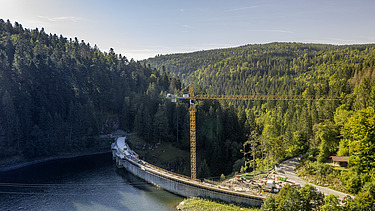 Foto der Staudammes von der Wasserseite