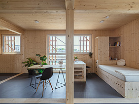 Foto des Collegium Academicums in Heidelberg. Man sieht einen möblierten Raum mit vielen Holzoberflächen.