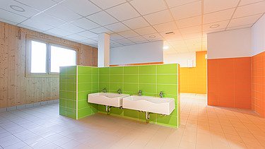 Innenansicht der modernen und farbenfrohen Waschräumlichkeiten in der Kindertagesstätte