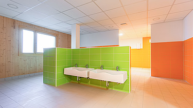 Innenansicht der modernen und farbenfrohen Waschräumlichkeiten in der Kindertagesstätte