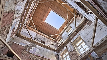Photo construction site Historic building view of Straubing town hall with neo-Gothic façade and striking tower.