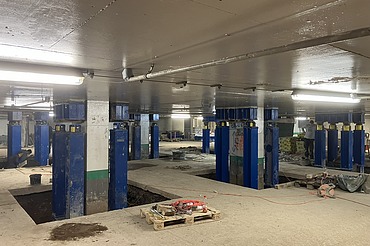 Foto von blauen Verstärkungsmaßnahmen neben Stützen