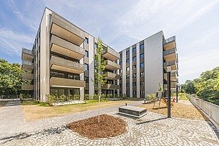 Vorplatz der Wohnanlage PURA mit Hausansicht